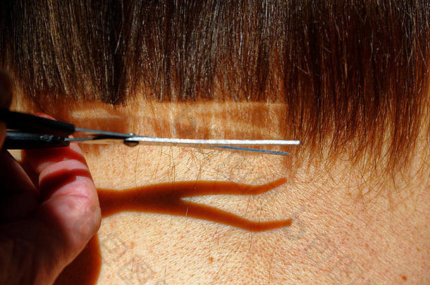 一种剪发，展示剪刀的反射光在头发上，剪刀的影子在脖子下面。