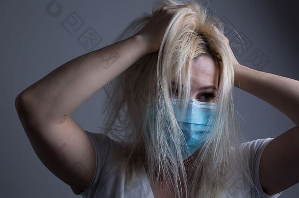 戴着口罩对付病毒或污染的不快乐的女人。