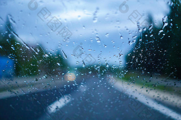 <strong>开车</strong>雨司机视图车焦点高速公路
