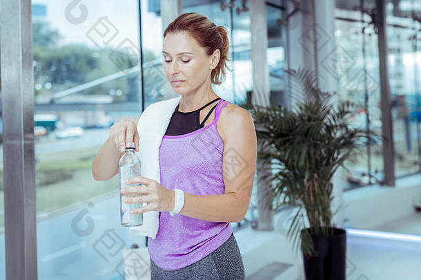 集中成熟的女人喝水健身房