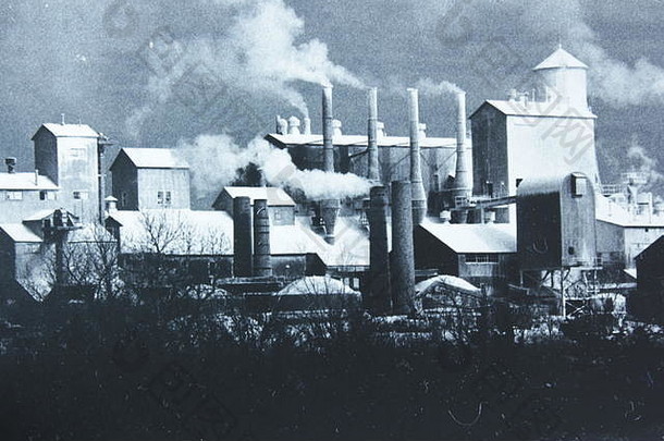 细黑色的白色艺术摄影充满活力的<strong>工厂</strong>plumes污染不断上升的烟囱