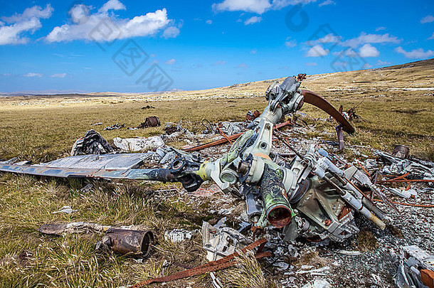直升机在福克兰群岛坠毁。从福克兰群岛战争中，一架阿根廷坠毁的直升机残骸从福克兰岛上遗留下来