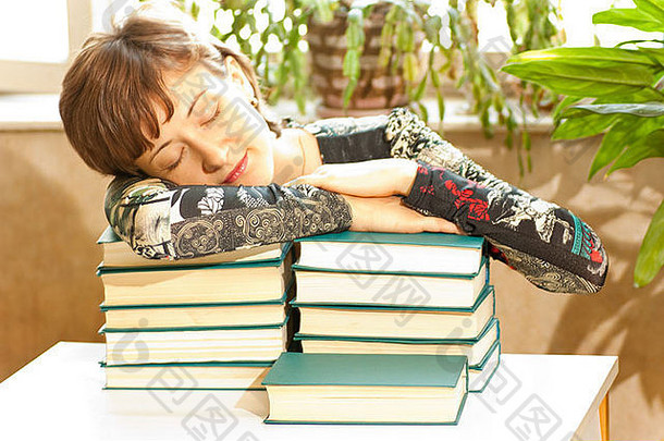 女人边看书边睡觉