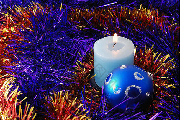 圣诞背景与蓝色蜡烛和球