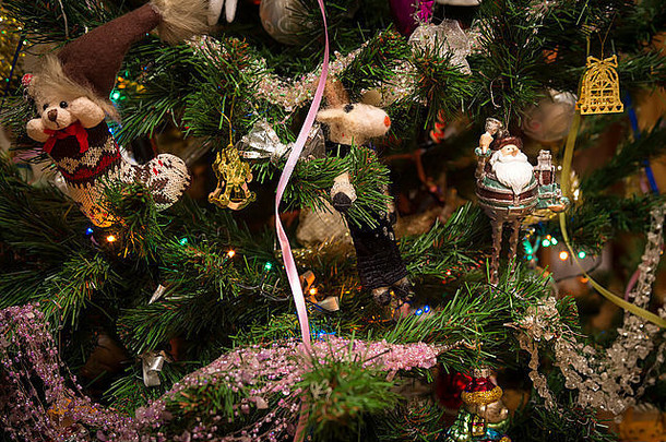 圣诞树上的装饰品和五颜六色的灯