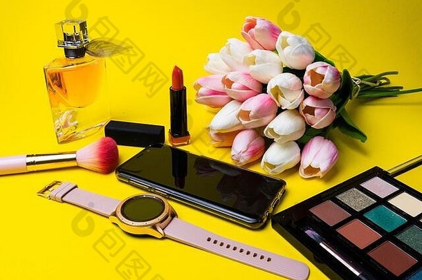 化妆品香水、刷子、花钟、手机多色调色板，黄色背景
