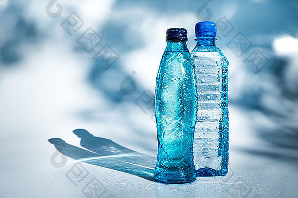 瓶水蓝色的背景