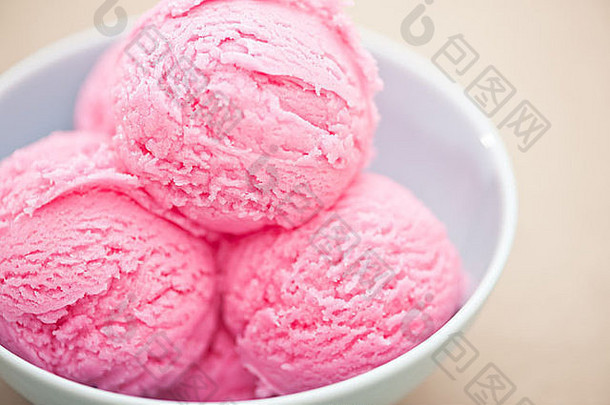 树莓冰奶油杯米色背景