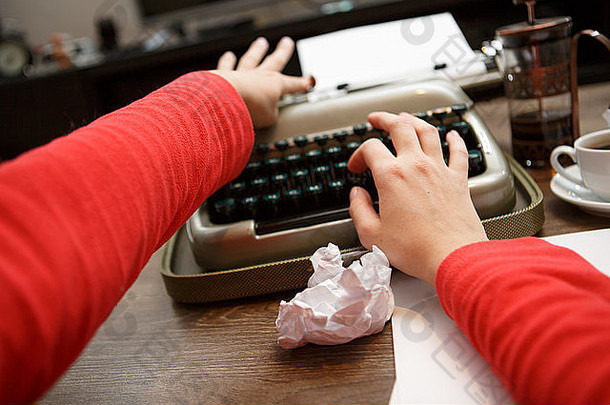 在打字机上工作的妇女
