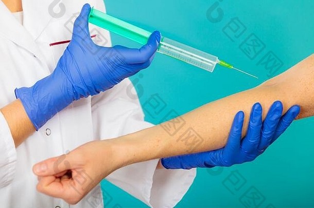带注射器给患者注射的女医生或护士。健康保险的医务人员。