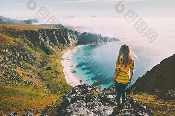 夏天旅行女人旅游站山前海海滩活跃的生活方式徒步旅行冒险假期挪威户外