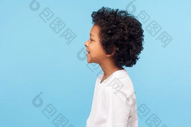 配置文件快乐男孩卷曲的头发t恤微笑无忧无虑的一边复制空间健康的快乐的孩子积极的情绪