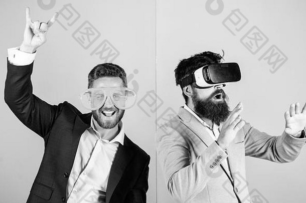真正的乐趣和虚拟的选择。戴着VR眼镜和百叶窗塑料配件的留着胡子的男人。家伙在虚拟现实中互动。探索虚拟现实的时髦人士。企业实施现代技术。