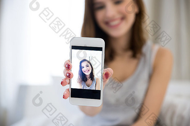快乐女人使自拍照片智能手机