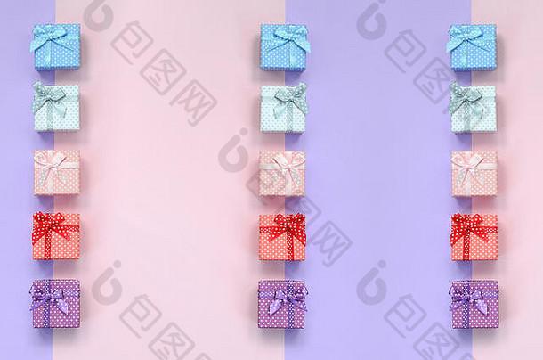 带有彩带的不同颜色的<strong>小礼品</strong>盒位于紫色和粉色背景上。