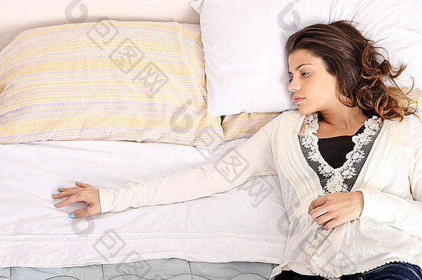 一个独自躺在床上的女人。