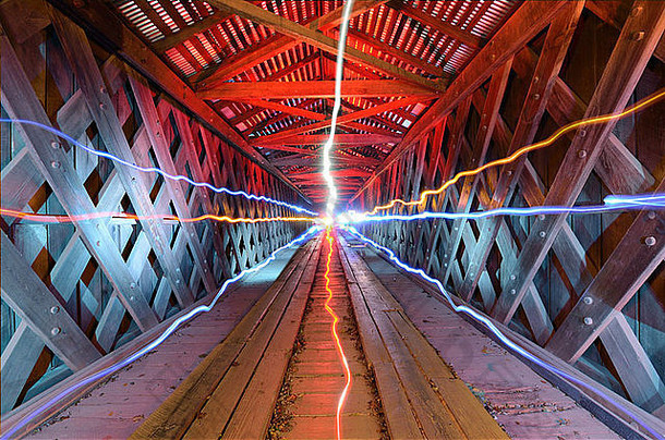 超自然的光内部木隧道