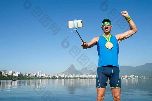 在里约热内卢拉戈罗德里戈德弗雷塔斯拉戈恩，金牌运动员用手机在自拍杆上拍照庆祝
