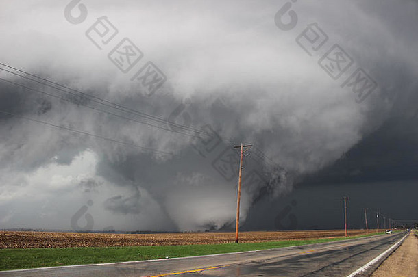 一场猛烈的龙卷风席卷了伊利诺伊州的农田。这张照片是在大约一英里外拍摄的。