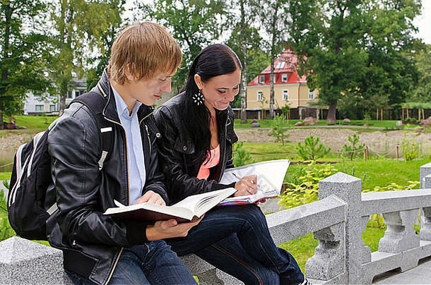 两个学生在户外学习