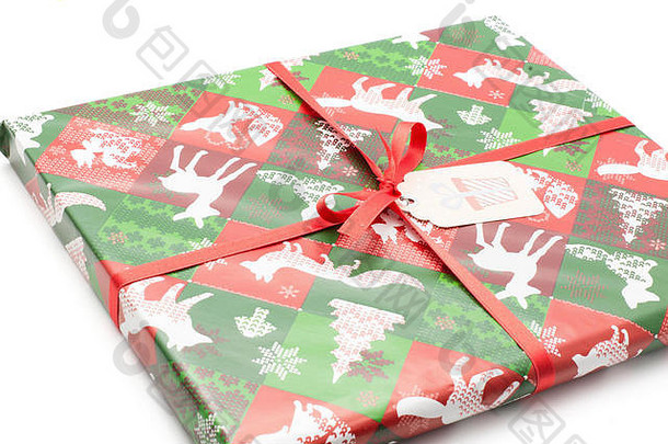 礼物盒用红结系好，用白色背景上的圣诞插图（树、动物、雪花）装饰