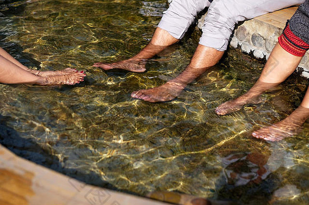 人们在温泉里暖脚。