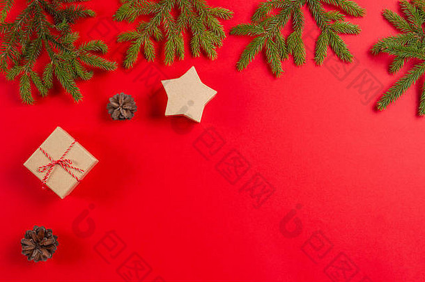 <strong>圣诞</strong>作文。红色背景上的冷杉树枝、松果和礼品盒。