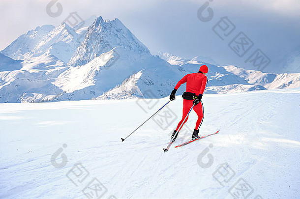 男人。越野滑雪前面冬天景观