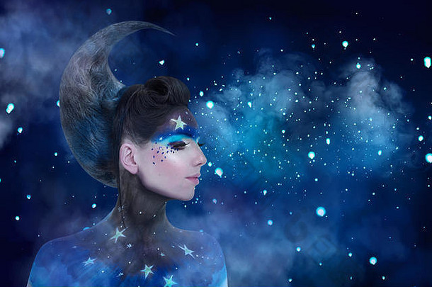 年轻的月亮角色扮演女人的梦幻肖像，带着星星的妆容和月亮式的发型