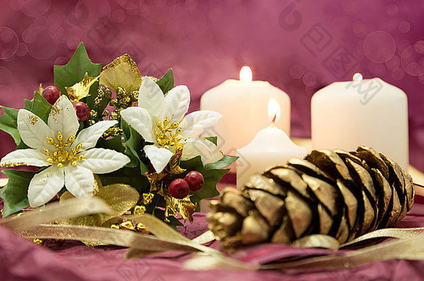 用鲜<strong>花</strong>、蜡烛和金色松果装饰圣诞佳节。