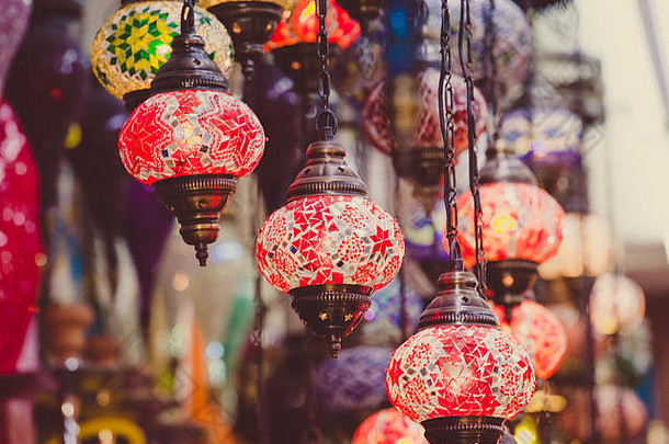 色彩斑斓的传统的阿拉伯语马赛克灯灯背景