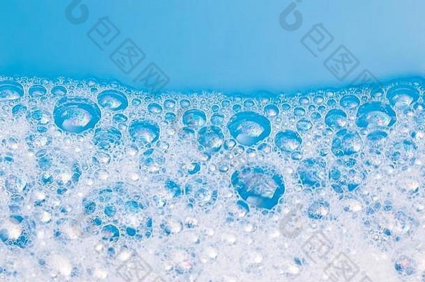 摘要背景肥皂泡沫肥皂水淋浴蓝色的背景软焦点宏视图