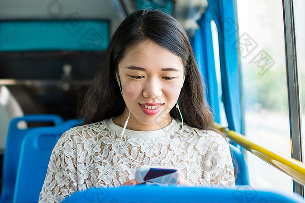 坐公交车听音乐的女孩