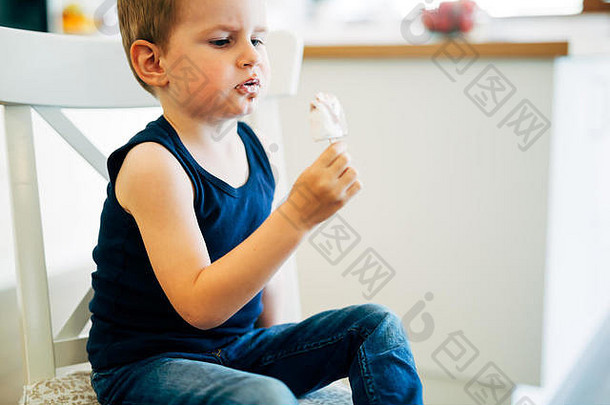 漂亮的孩子在客厅吃冰淇淋