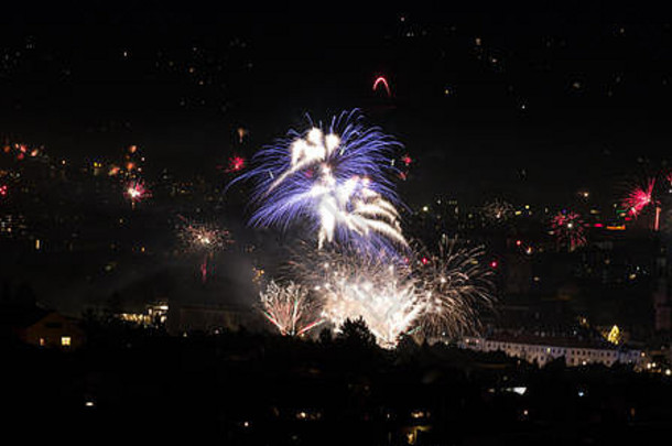新年前夜奥地利因斯布鲁克上空的烟火