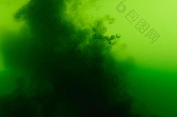 深绿色水墨背景。绿色液体流云