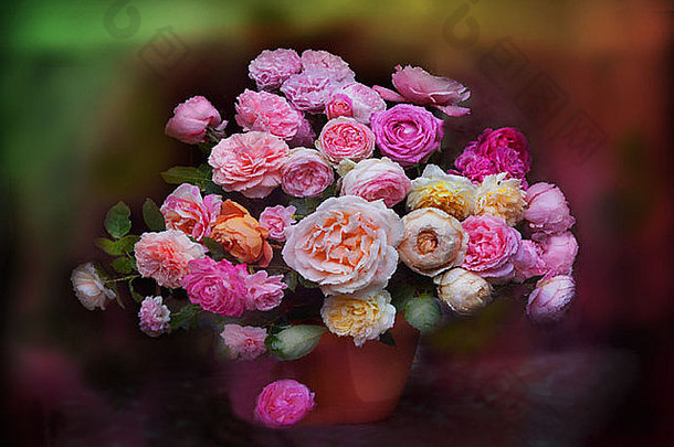 一碗供家中使用的鲜花，展示了玫瑰花园的不同品种一张看起来像画的照片