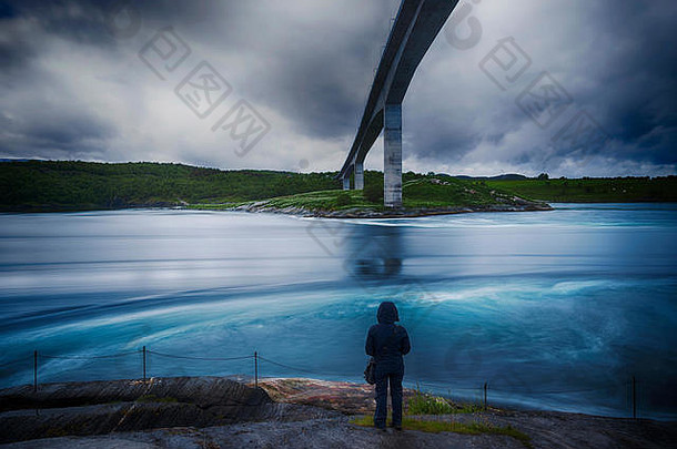 一个孤独的身影观察着挪威博多的索尔斯特劳门。