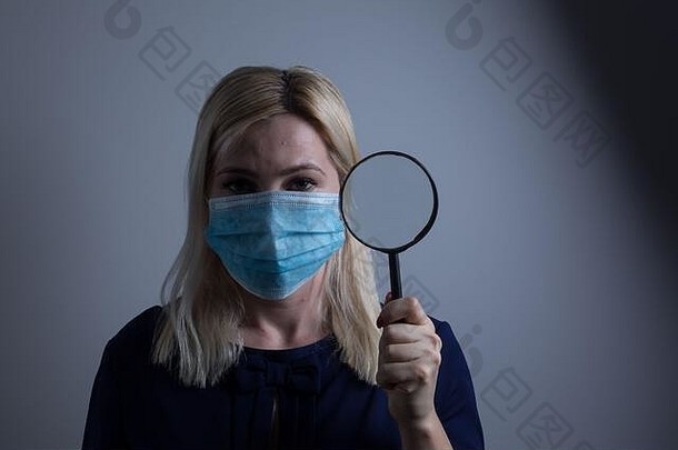 一位漂亮的年轻女子戴着纸面具以保护自己免受H1N1病毒的感染，白色隔离带上留有空间给你发短信