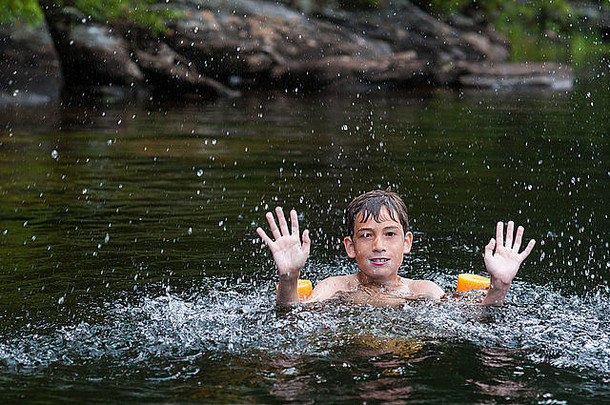 加拿大一个在深湖中游泳的孩子