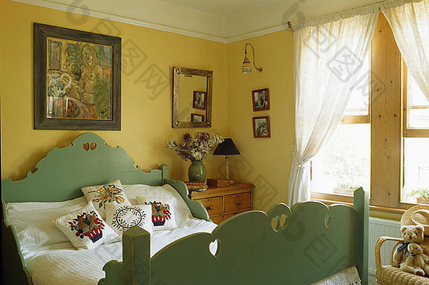 图片墙绿色画木床上绣花垫子黄色的卧室白色帆<strong>窗帘</strong>窗口