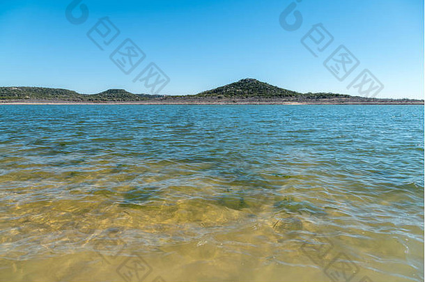 低角图片景观山清晰的水湖前景