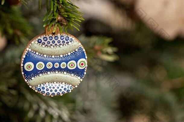 圣诞树树枝上的圣诞饼干装饰