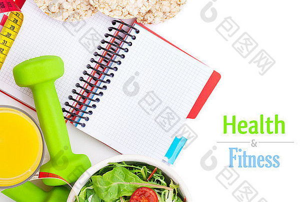 哑铃、卷尺、健康食品和用于复印空间的记事本。健身与健康。在白色背景上隔离