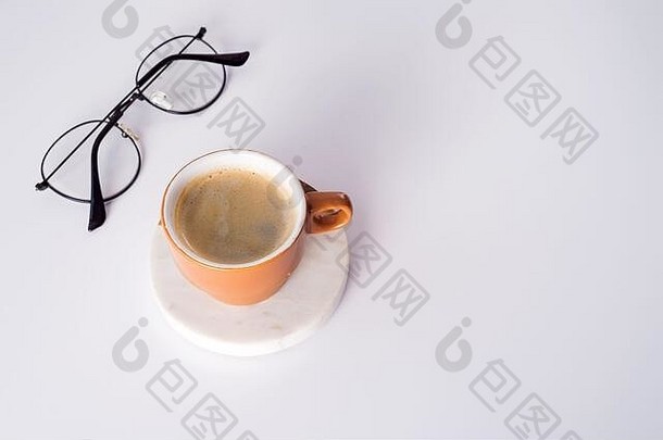 办公室桌子上表格咖啡杯笔眼镜前视图复制空间