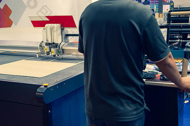 工人操作数字切割机印刷行业