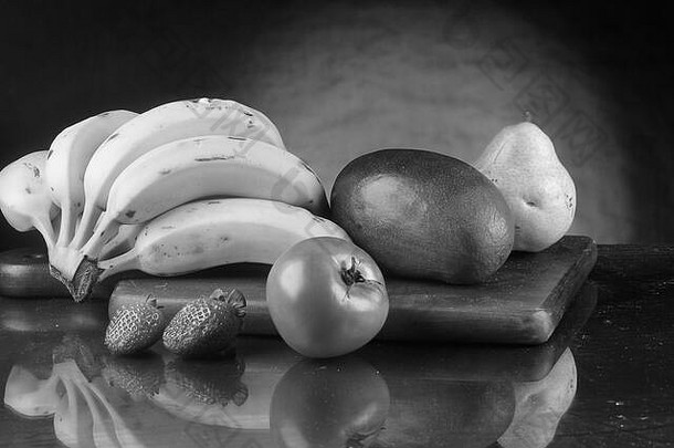 桌上的水果和蔬菜，摄影棚拍摄