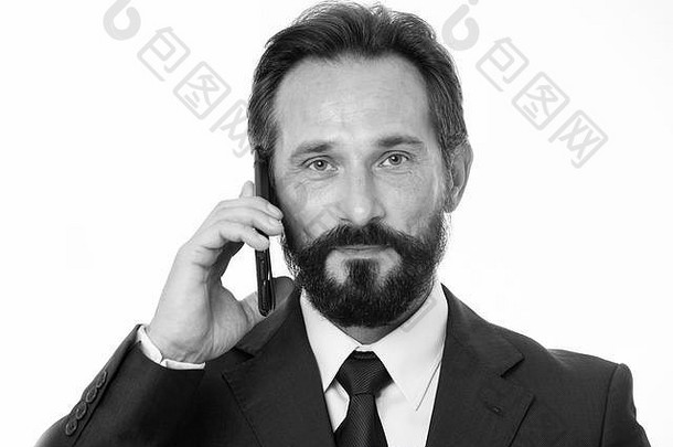 成功的商务电话。在打电话之前，写下必须传达的信息以及需要询问客户的任何事情。商人打电话给客户，呼叫呼叫电话。留胡子的经理打电话交谈，表情平静。