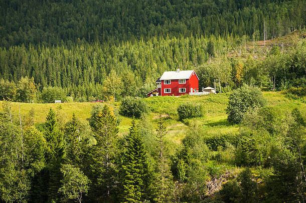 农村红色的房子前山河挪威斯堪的那维亚欧洲