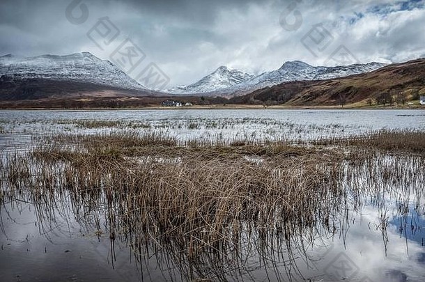 视图洞damhtorridon苏格兰ruadh-stacsgurr阿加拉伊德距离雪山冲反映了前景